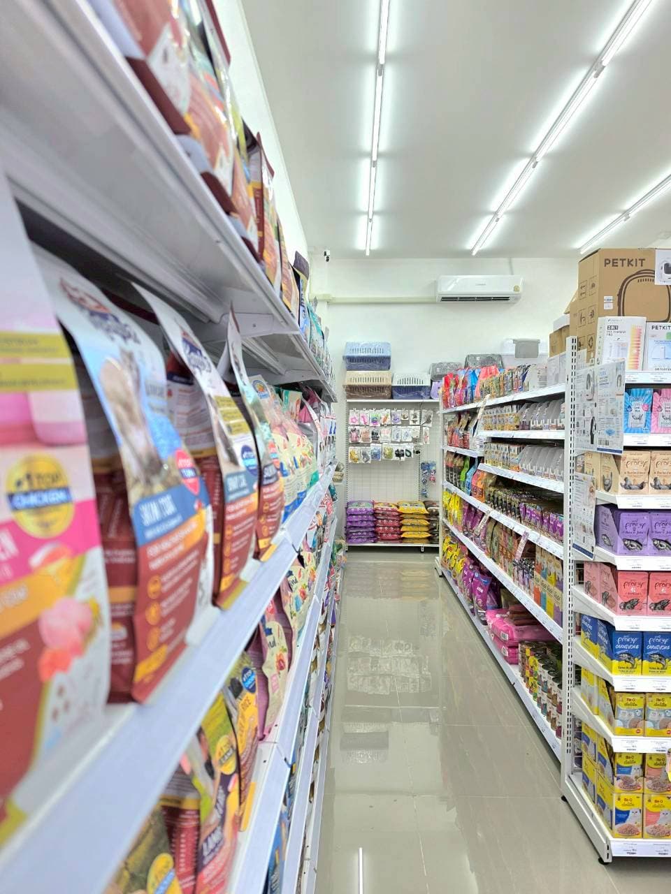 บรรยากาศทางเดินและชั้นสินค้าในร้านใกล้บ้าน PetShop