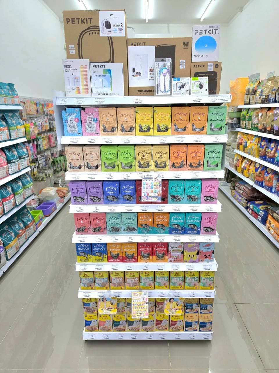 ชั้นอาหารแมวและอุปกรณ์ในร้านใกล้บ้าน PetShop