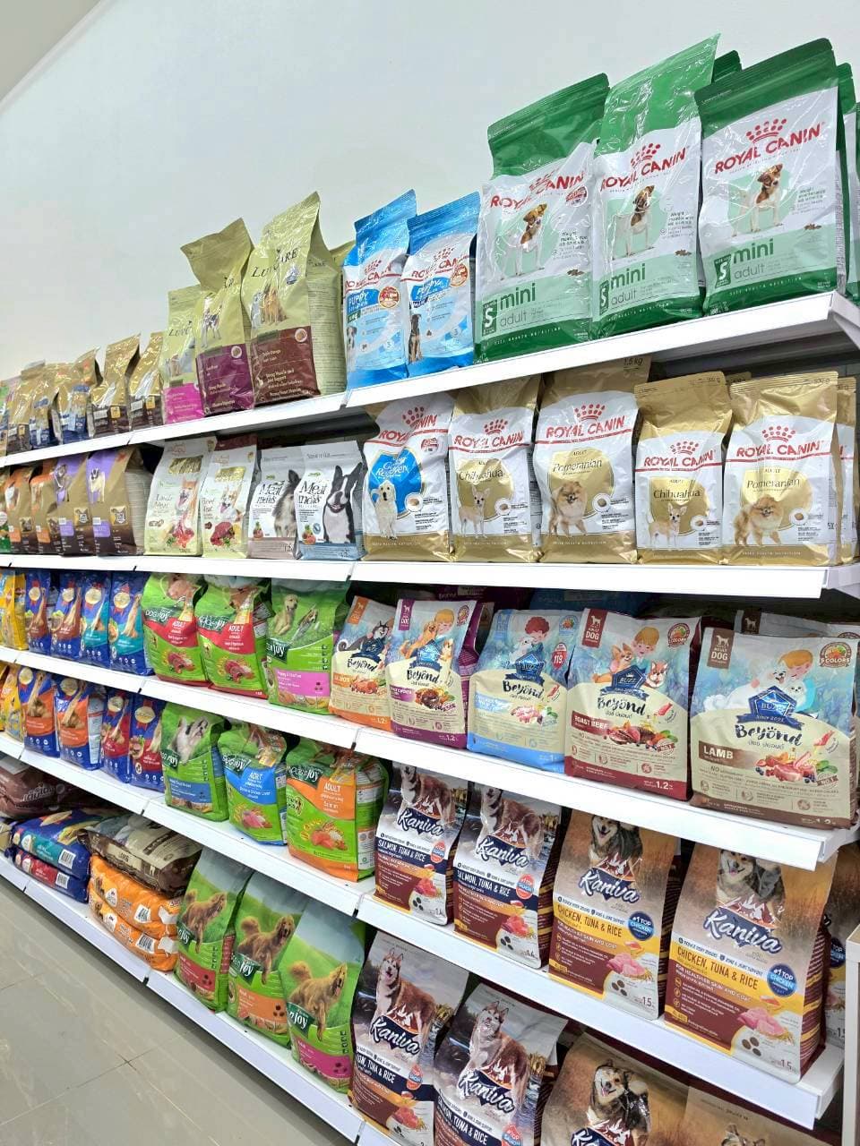 ชั้นอาหารสุนัขในร้านใกล้บ้าน PetShop