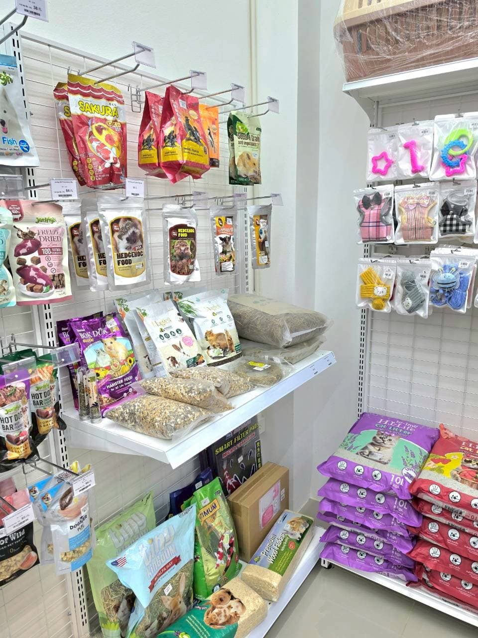 มุมของใช้สัตว์เลี้ยงและสินค้าเสริมในร้าน